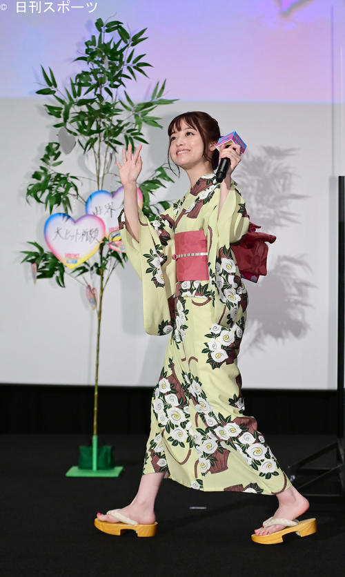 映画「バイオレンスアクション」完成披露試写会の舞台あいさつを終え手を振りながら降壇する橋本環奈（撮影・小沢裕）
