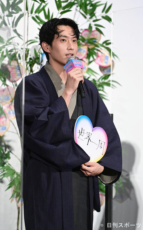 映画「バイオレンスアクション」完成披露試写会舞台あいさつで七夕の願いをしたためた短冊を披露する杉野遙亮（撮影・小沢裕）