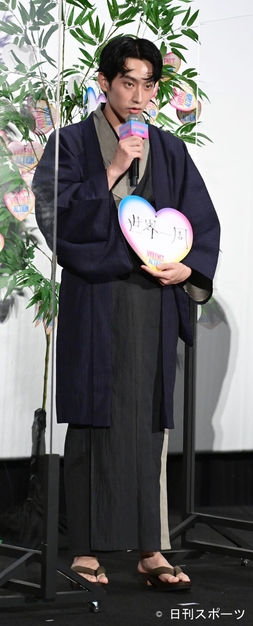 映画「バイオレンスアクション」完成披露試写会舞台あいさつで七夕の願いをしたためた短冊を披露する杉野遙亮（撮影・小沢裕）