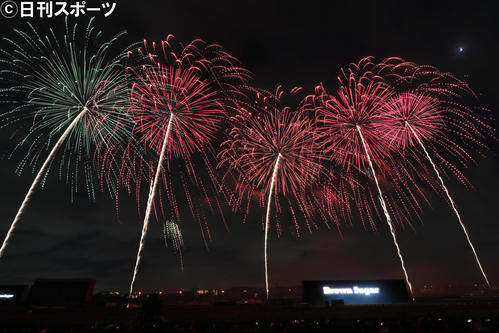 ザ ローリング ストーンズ60周年記念の花火大会 東京競馬場がライブ会場のような雰囲気に 音楽写真ニュース 日刊スポーツ