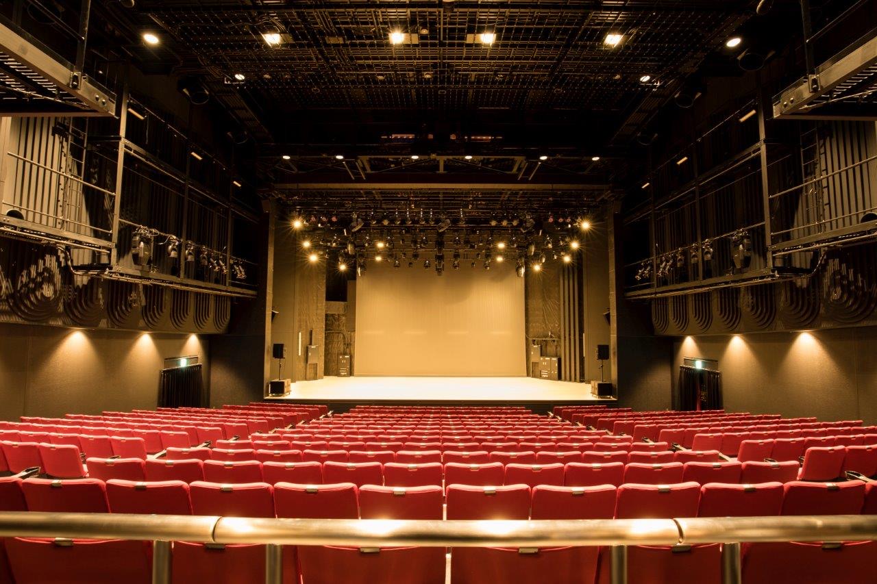 「music＆theater I'M A SHOW TOKYO、YURAKUCHO」の客席とステージ