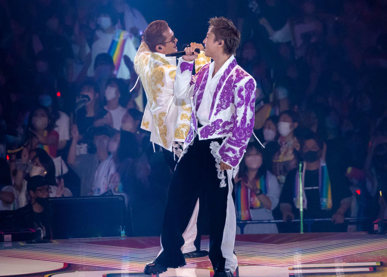 2年5カ月ぶりの全国ドームツアー「POWER OF WISH」初日公演で歌うEXILE ATSUSHI（左）とTAKAHIRO