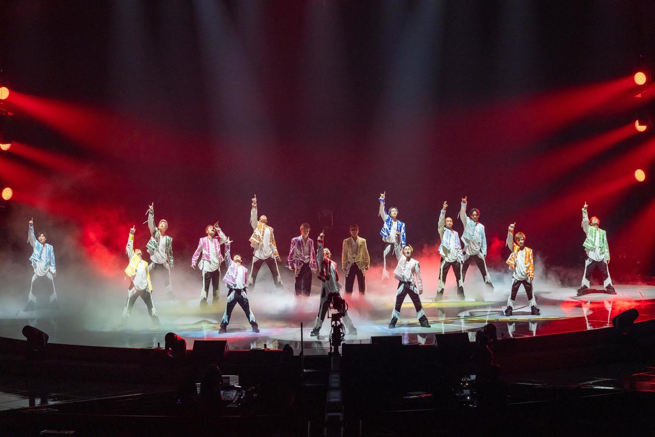 全国ドームツアー「POWER OF WISH」初日公演を行ったEXILEの、左から佐藤大樹、TETSUYA、黒木啓司、SHOKICHI、NAOTO、関口メンディー、TAKAHIRO、AKIRA、ATSUSHI、橘ケンチ、白濱亜嵐、NESMITH、小林直己、岩田剛典、世界