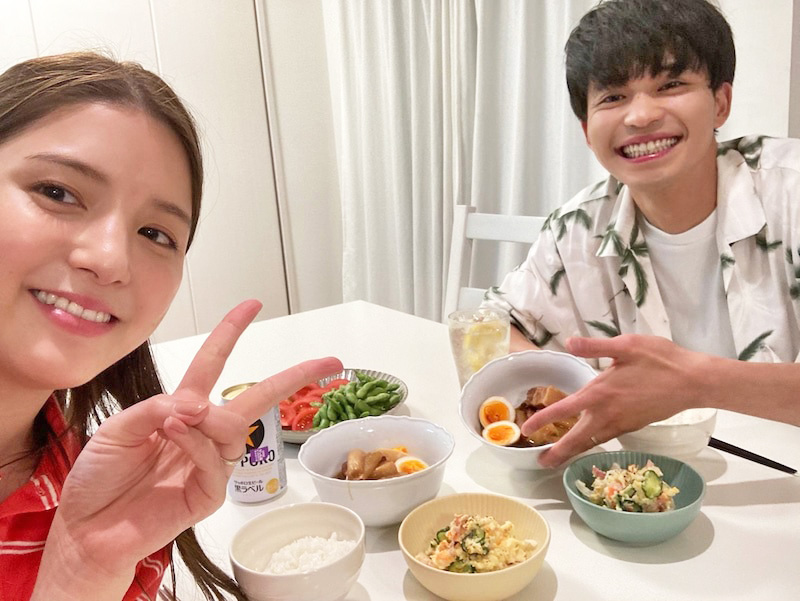 食卓を囲んだ川島（左）と中田の夫婦ショット（「私たち結婚しました」オフィシャルブログより）