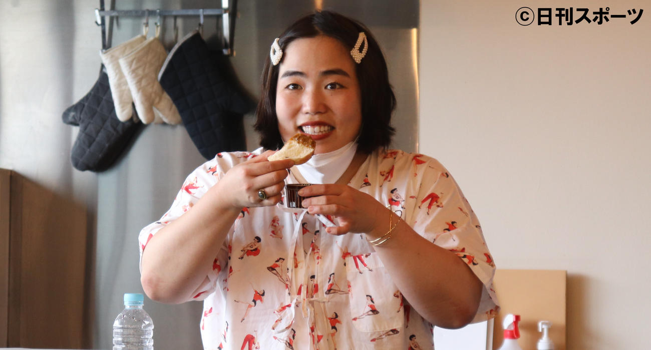 ヤナギブソンプロデュースのパンを試食するゆりやんレトリィバァ（撮影・竹本穂乃加）