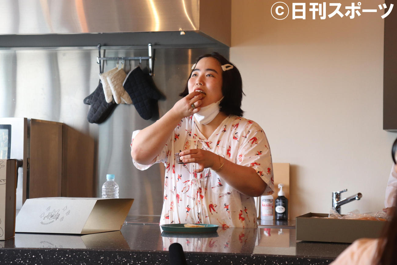 ヤナギブソンプロデュースのパンを試食するゆりやんレトリィバァ2（撮影・竹本穂乃加）