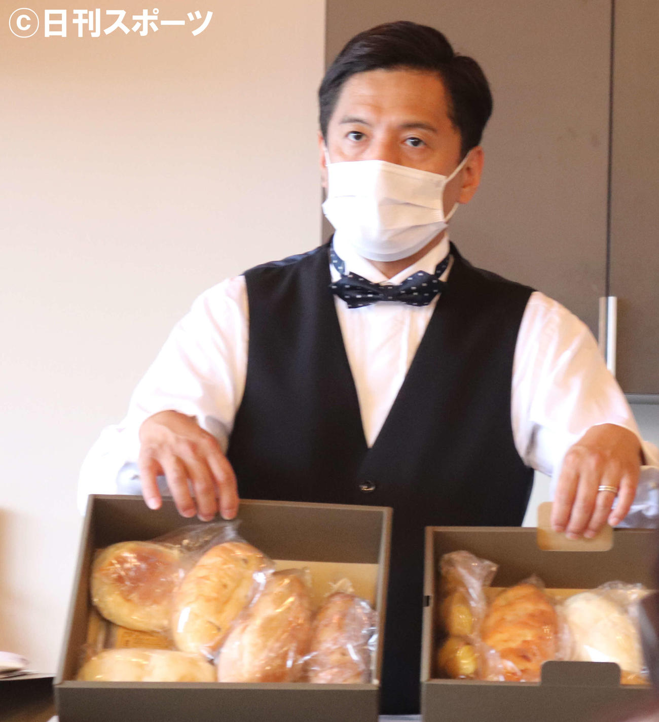 プロデュースしたパンを紹介するヤナギブソン（撮影・竹本穂乃加）＝2022年7月7日、大阪市内
