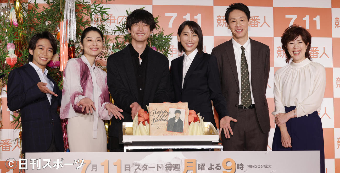 坂口健太郎（左から3人目）の誕生ケーキを囲み記念撮影する、左から加藤清史郎、小池栄子、1人おいて、杏、大倉孝二、寺島しのぶ（撮影・中島郁夫）