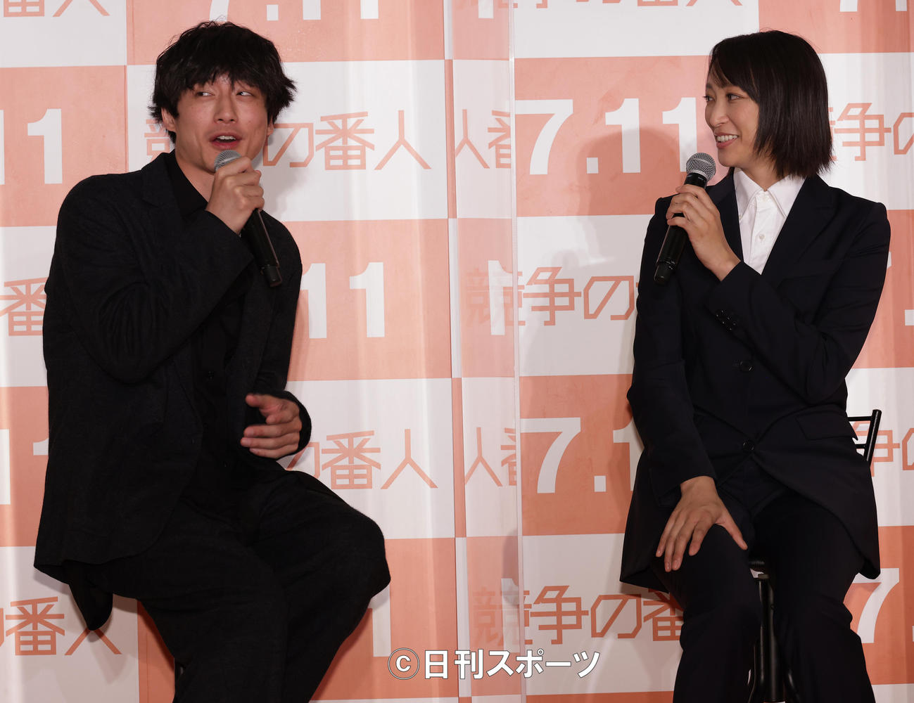 クロストークする坂口健太郎（左）と杏（撮影・中島郁夫）