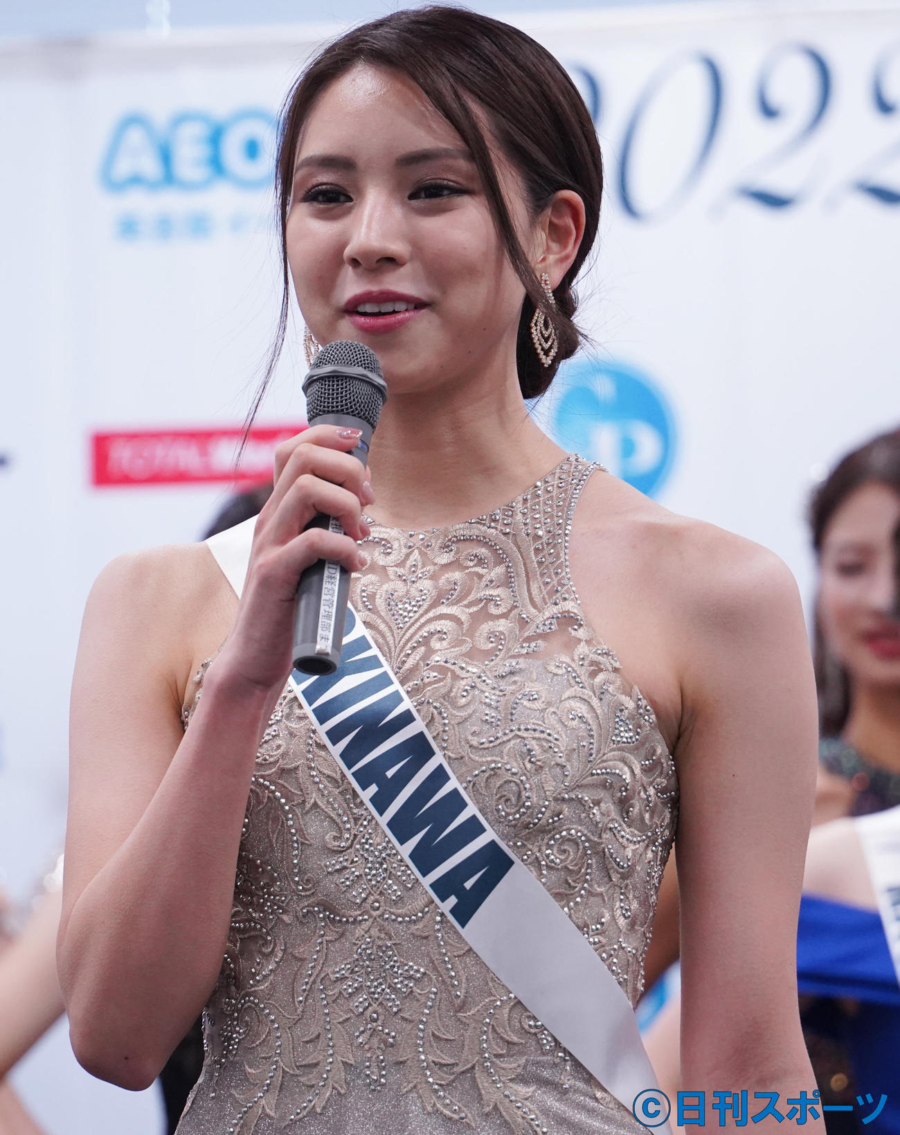「2022ミス・アース・ジャパン」のファイナリスト発表会で自己紹介する、比嘉あいりさん（撮影・佐藤勝亮）