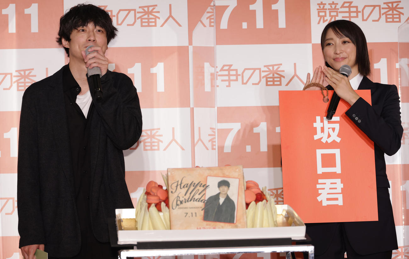 杏（右）ら共演者からサプライズで誕生日を祝ってもらう坂口健太郎（撮影・中島郁夫）