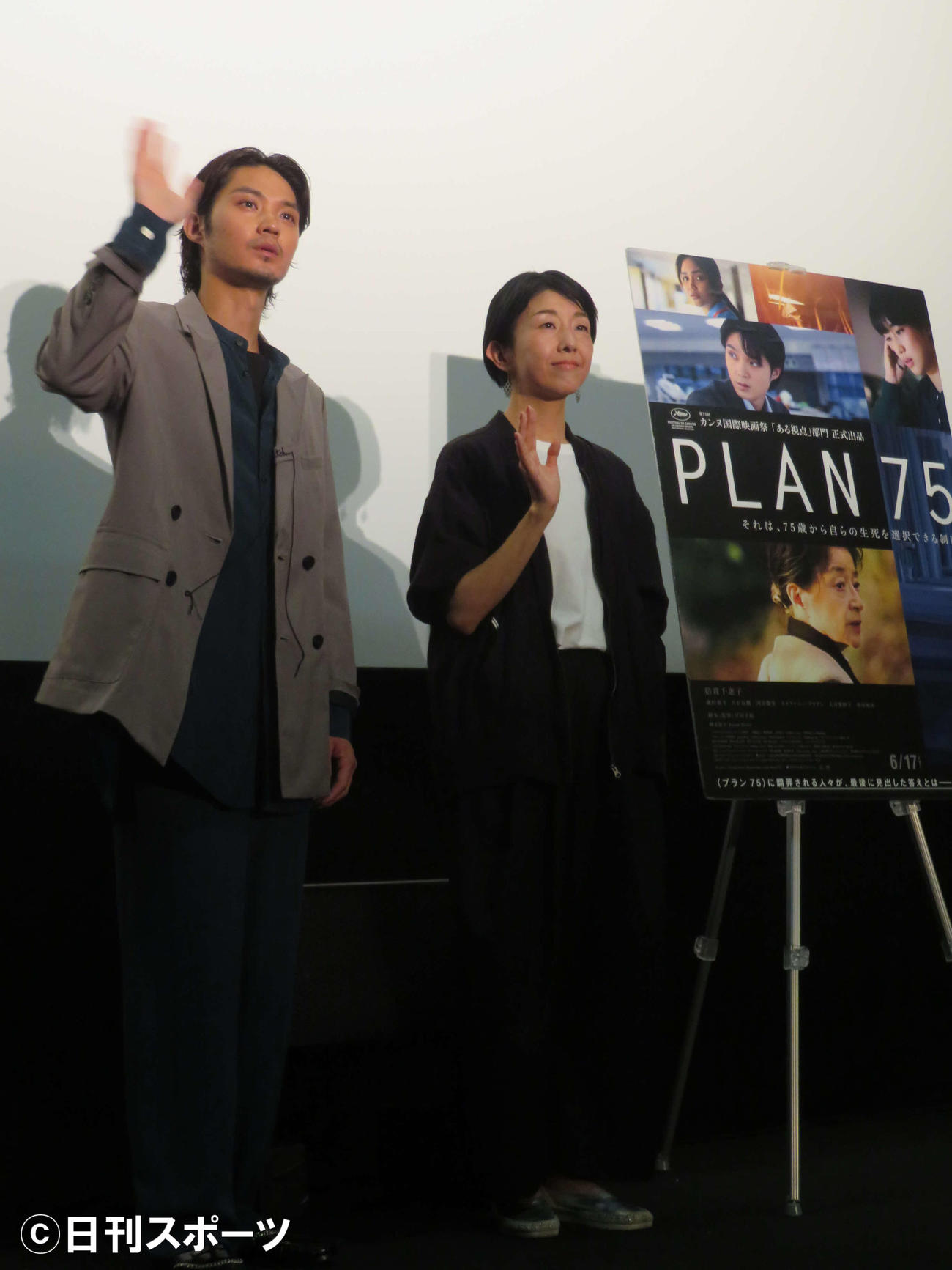 映画「PLAN 75」大ヒット記念舞台あいさつに登壇した、磯村勇斗と早川千絵監督（撮影・村上幸将）
