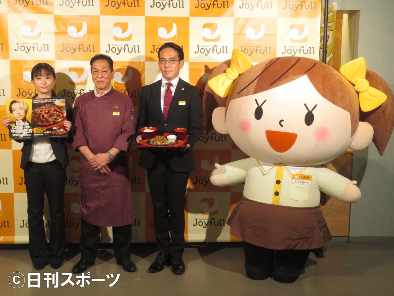 「ヒカル×ジョイフルコラボ　第4弾　メディア発表会」に出席した濱田由香営業企画部デジタルマーケティング課長（左）、山本利明商品開発部長（左から3人目）。右はジョイちゃん（撮影・横山慧）