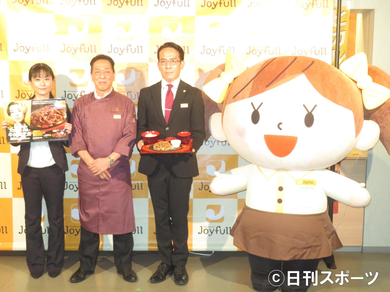 「ヒカル×ジョイフルコラボ　第4弾　メディア発表会」に出席した濱田由香営業企画部デジタルマーケティング課長（左）、山本利明商品開発部長（左から3人目）。右はジョイちゃん（撮影・横山慧）