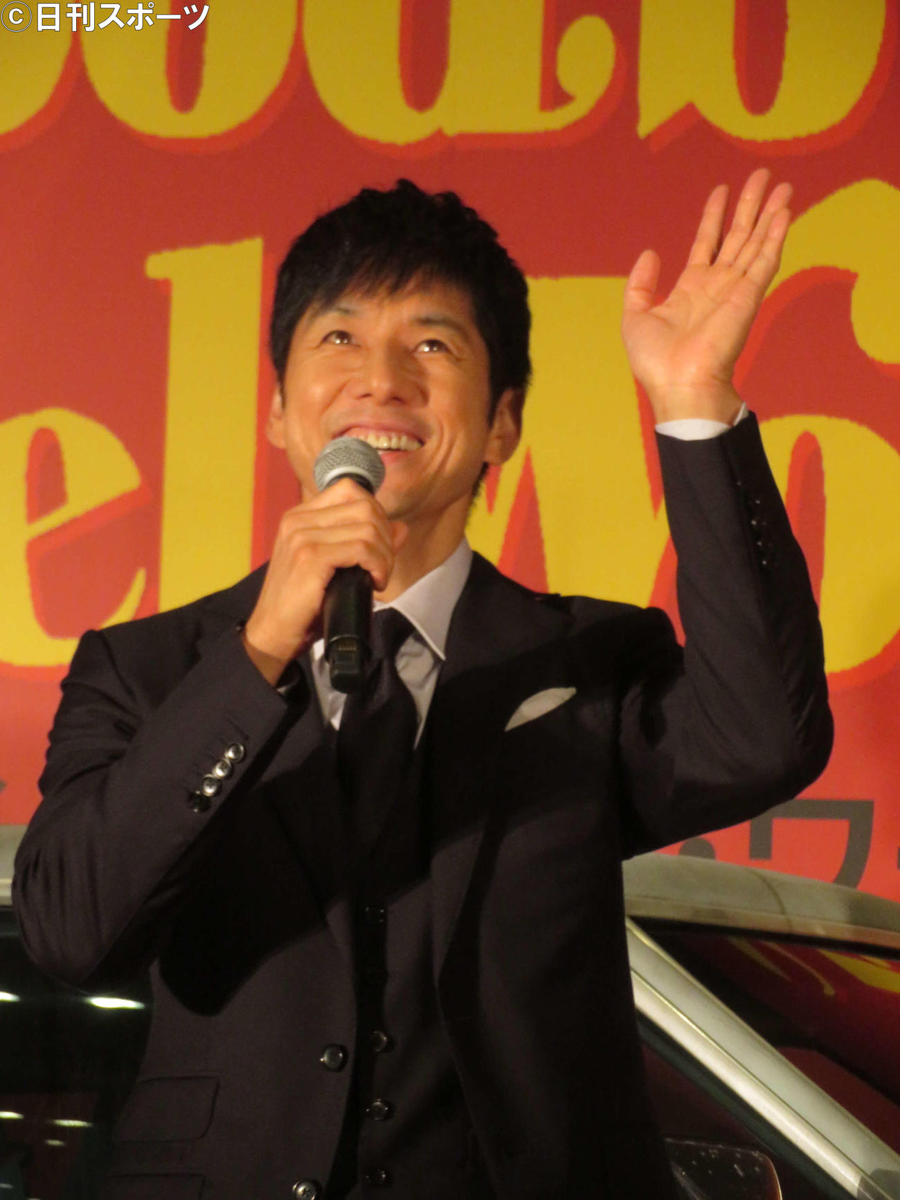 映画「グッバイ・クルエル・ワールド」完成披露イベントで、階上のファンに笑顔で手を振る西島秀俊（撮影・村上幸将）