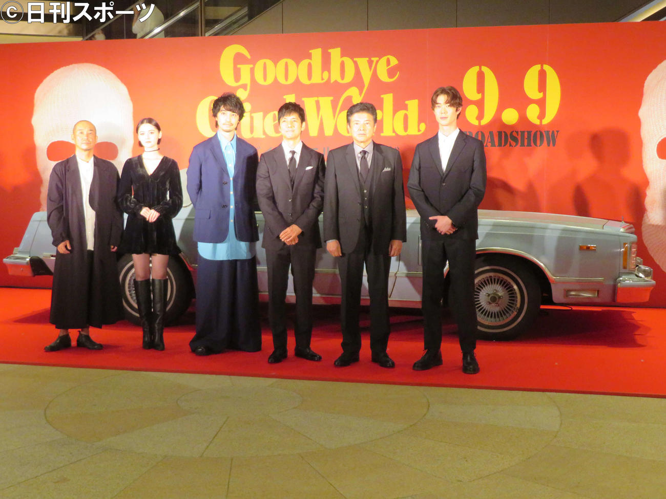 映画「グッバイ・クルエル・ワールド」完成披露イベントで、撮影で使用したフォード・サンダーバードの前に立つ、左から大森立嗣監督、玉城ティナ、斎藤工、西島秀俊、三浦友和、宮沢氷魚（撮影・村上幸将）