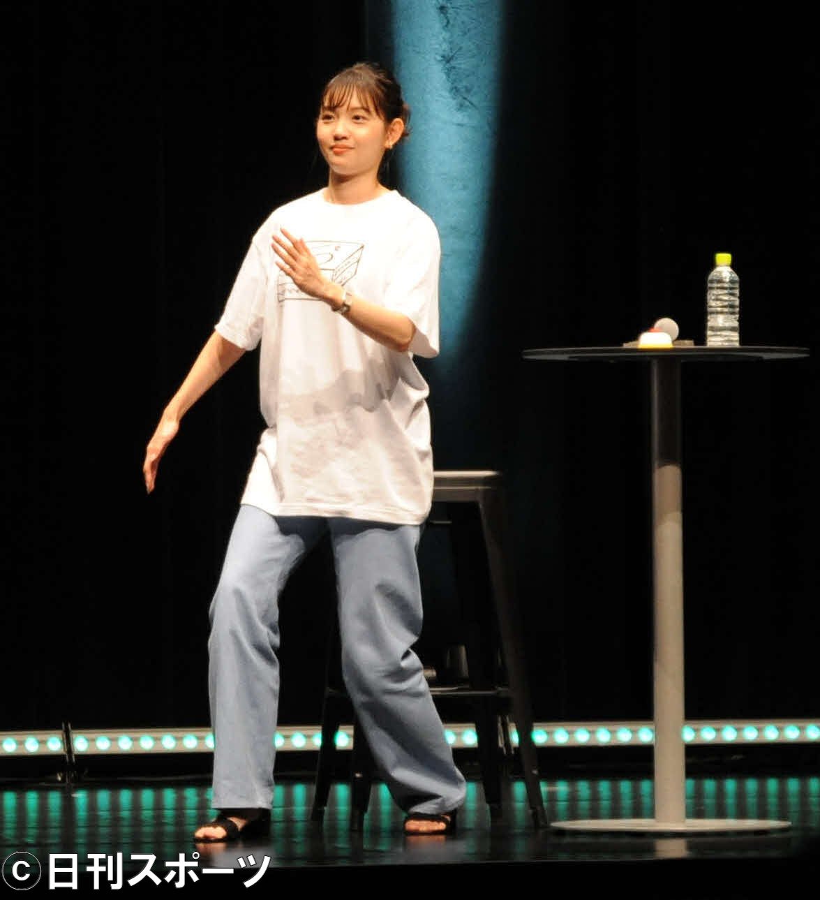 トークショーでパントマイムを披露する田中瞳アナウンサー（撮影・松尾幸之介）