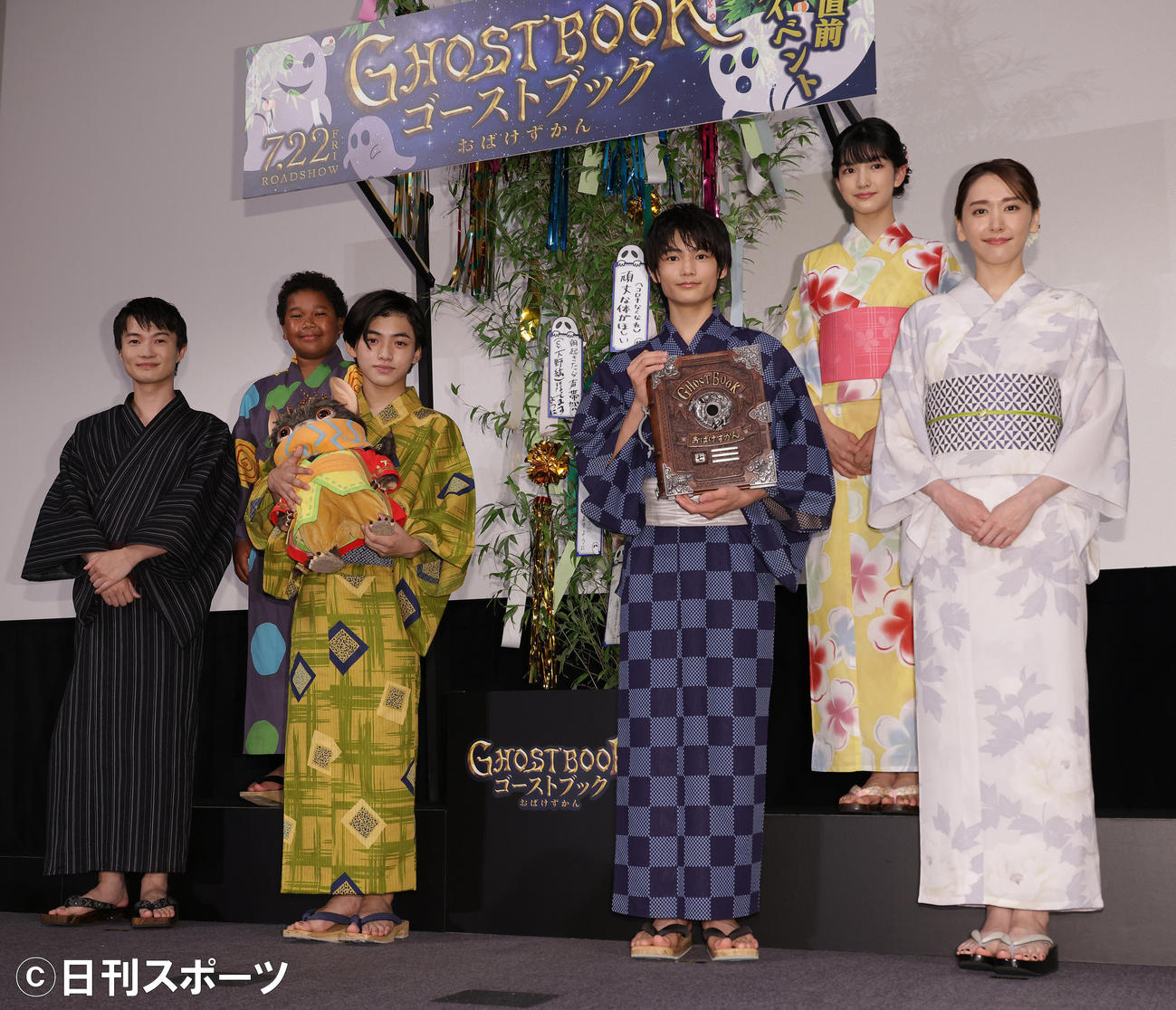 映画「ゴーストブック　おばけずかん」公開直前イベントを行った、前列左から神木隆之介、柴崎楓雅、城桧吏、新垣結衣、後列左からサニーマックレンドン、吉村文香（撮影・中島郁夫）