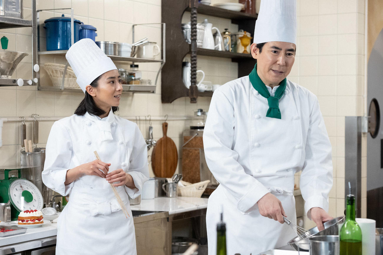 朝ドラ「ちむどんどん」より。レストラン「アッラ・フォンターナ」で話す比嘉暢子（黒島結菜）と料理長の二ツ橋光二（高嶋政伸）(C)NHK