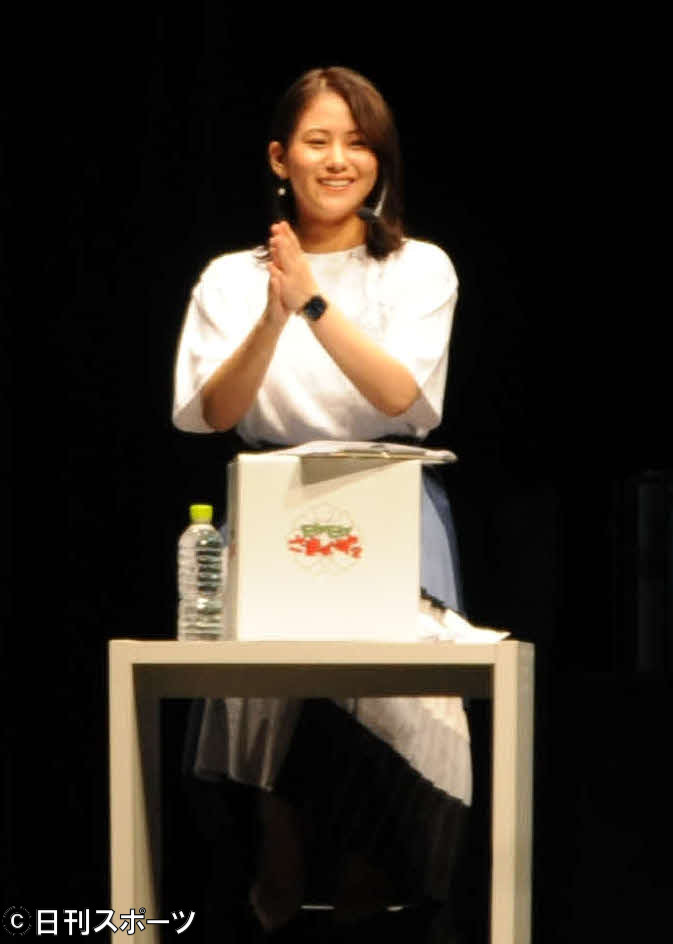 田中瞳アナウンサーのトークショーでイベント初司会を務めた新人の藤井由依アナウンサー（撮影・松尾幸之介）