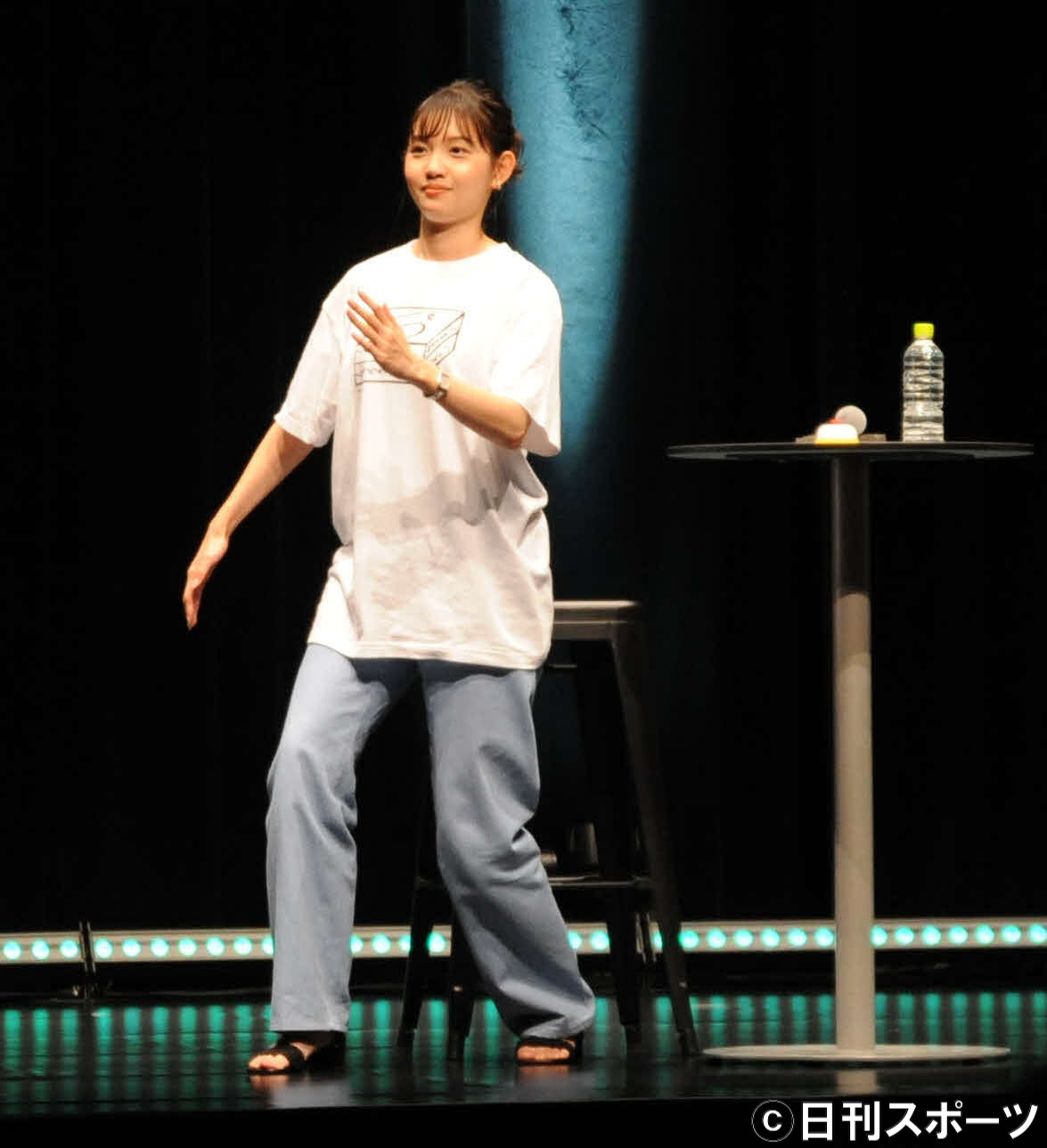 トークショーでパントマイムを披露する田中瞳アナウンサー（撮影・松尾幸之介）