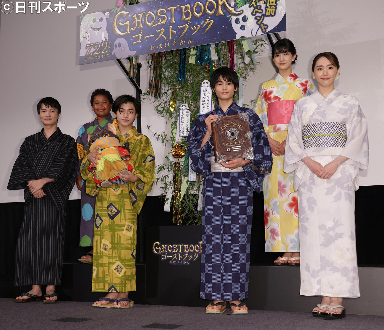 映画「ゴーストブック　おばけずかん」公開直前イベントを行った、前列左から神木隆之介、柴崎楓雅、城桧吏、新垣結衣、後列左からサニーマックレンドン、吉村文香（撮影・中島郁夫）