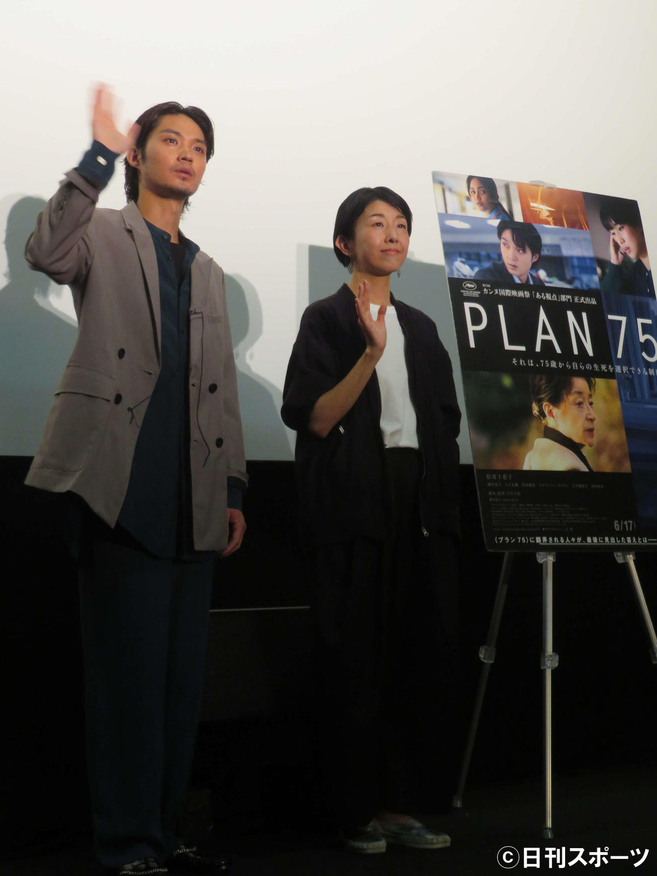 映画「PLAN 75」大ヒット記念舞台あいさつに登壇した磯村勇斗（左）と早川千絵監督（撮影・村上幸将）