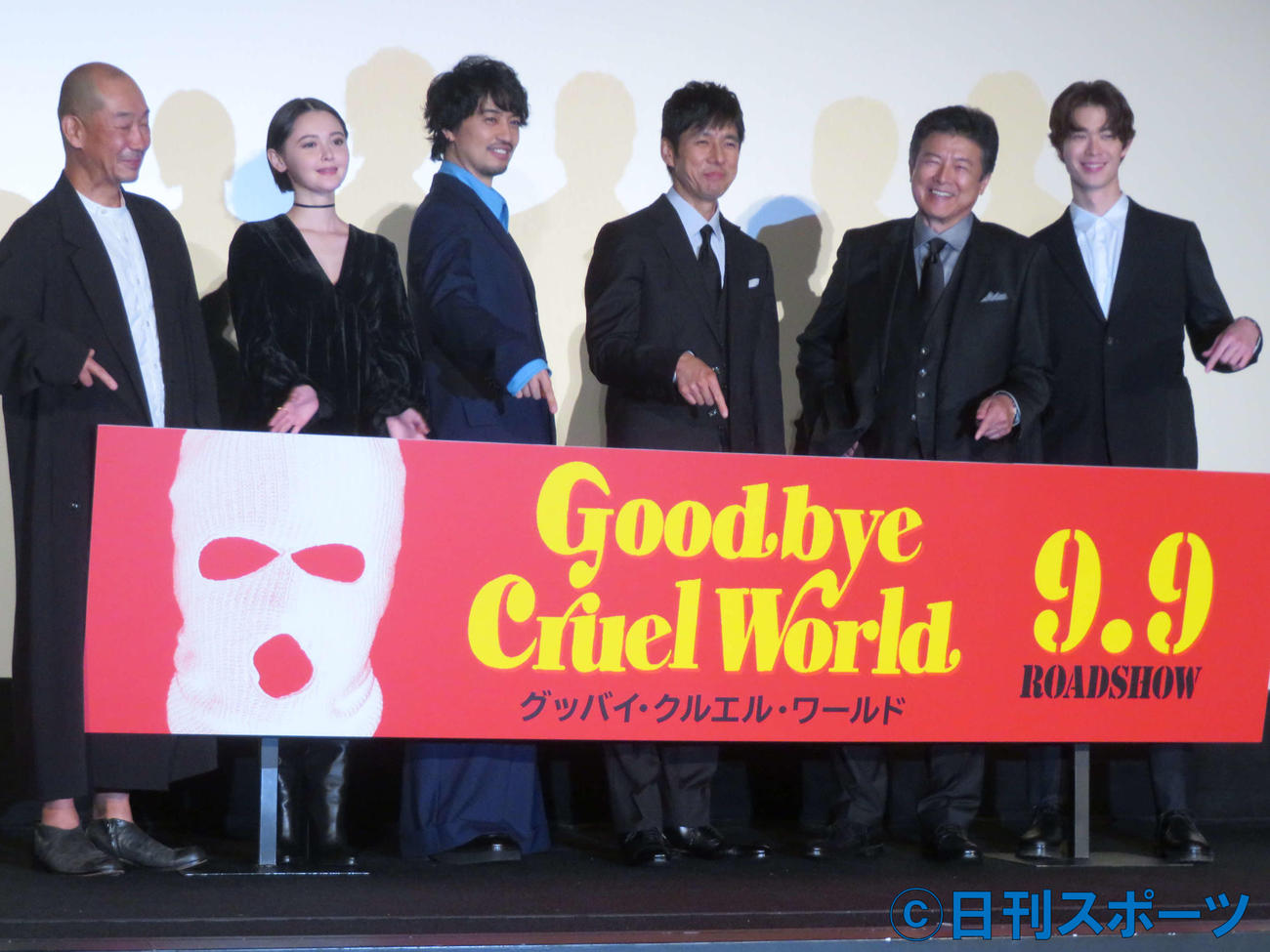 映画「グッバイ・クルエル・ワールド」完成披露試写会に登壇した、左から大森立嗣監督、玉城ティナ、斎藤工、西島秀俊、三浦友和、宮沢氷魚（撮影・村上幸将）