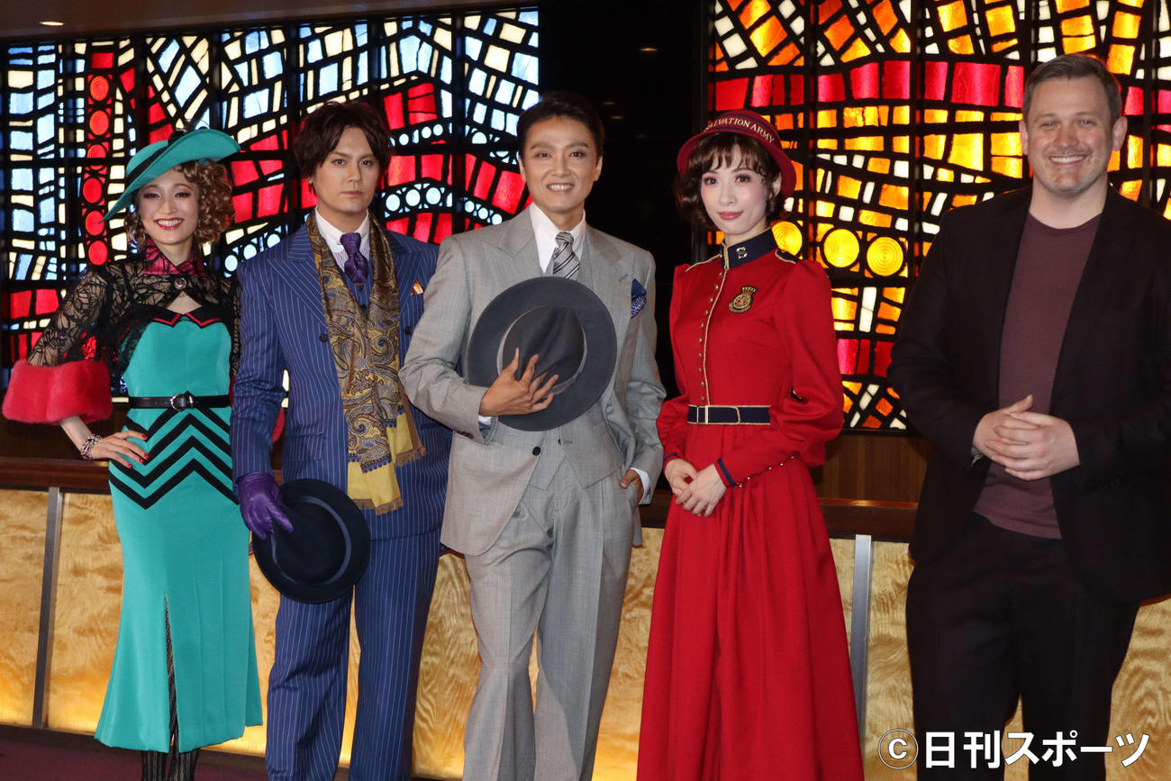 ミュージカル「ガイズ＆ドールズ」に出演する、左から望海風斗、浦井健治、井上芳雄、明日海りお、演出のマイケル・アーデン氏（2022年6月9日撮影）