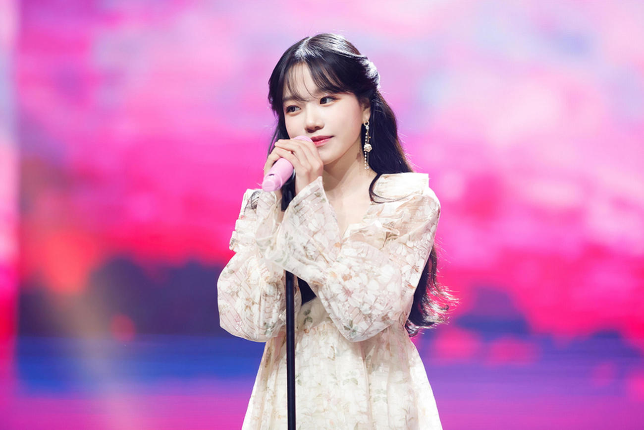 「M COUNTDOWN」で歌唱する、チョ・ユリ（C）WAKEONE Co.,All Rights Reserved．