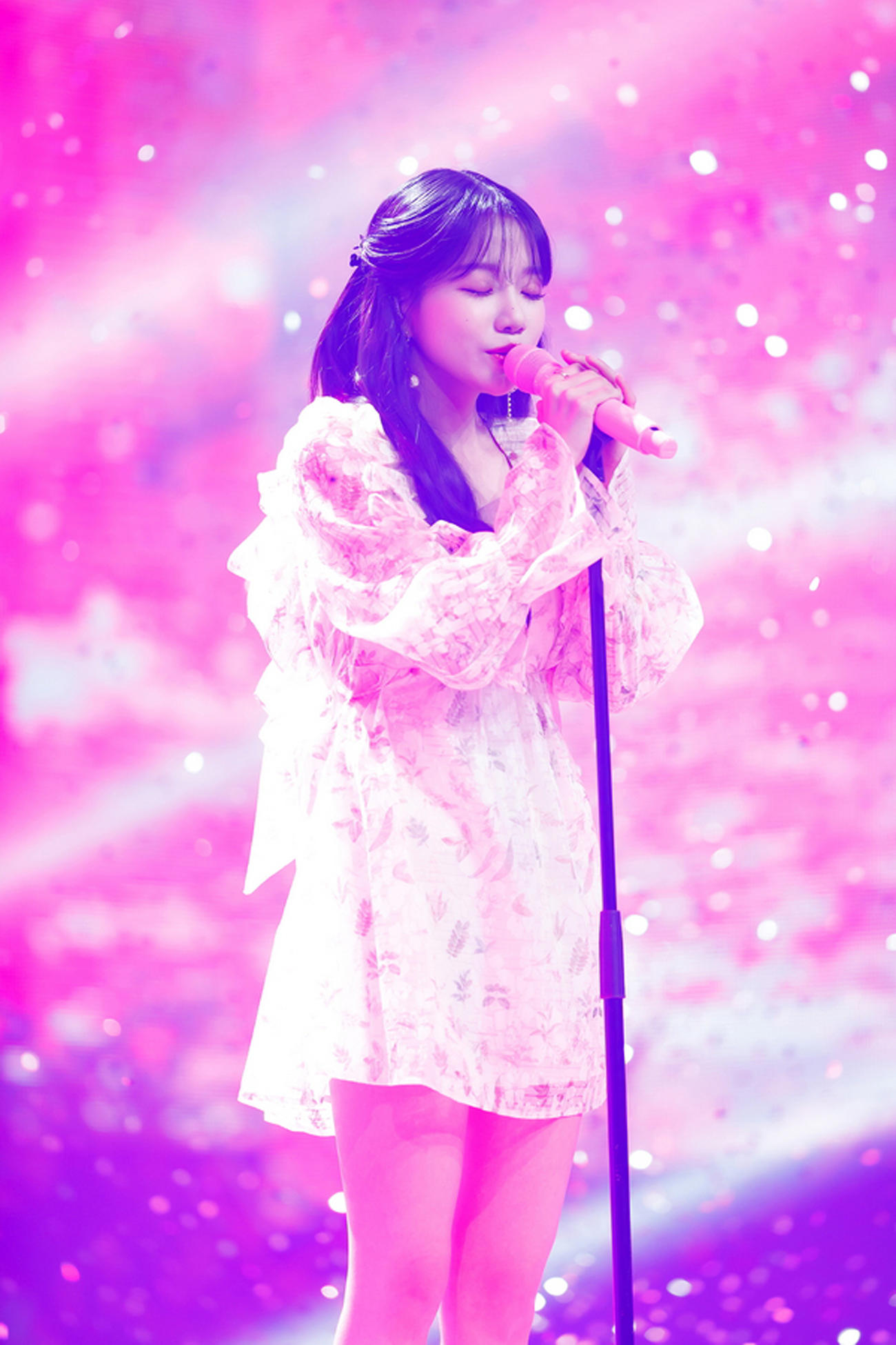 「M COUNTDOWN」で歌唱する、チョ・ユリ（C）WAKEONE Co.,All Rights Reserved．