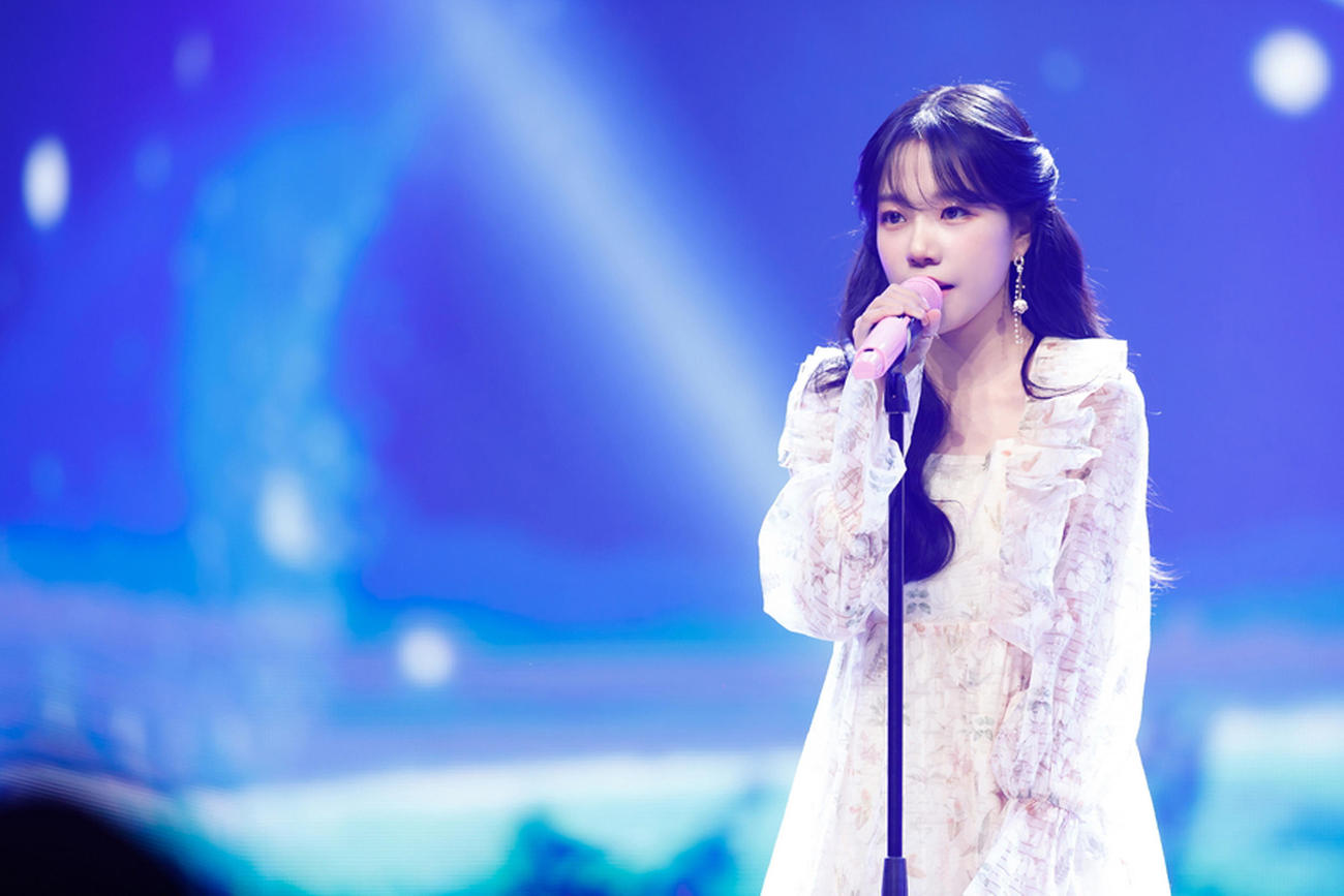 「M COUNTDOWN」で歌唱する、チョ・ユリ（C）WAKEONE Co.,All Rights Reserved．