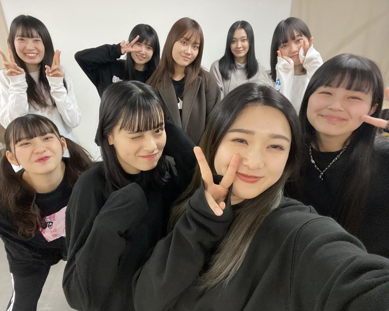 今後チャレンジしてみたいことを教えてくれた「いぎなり東北産」の前列左から、桜ひなの、伊達花彩、安杜羽加、藤谷美海、後列左から、律月ひかる、吉瀬真珠、葉月結菜、北美梨寧、橘花怜