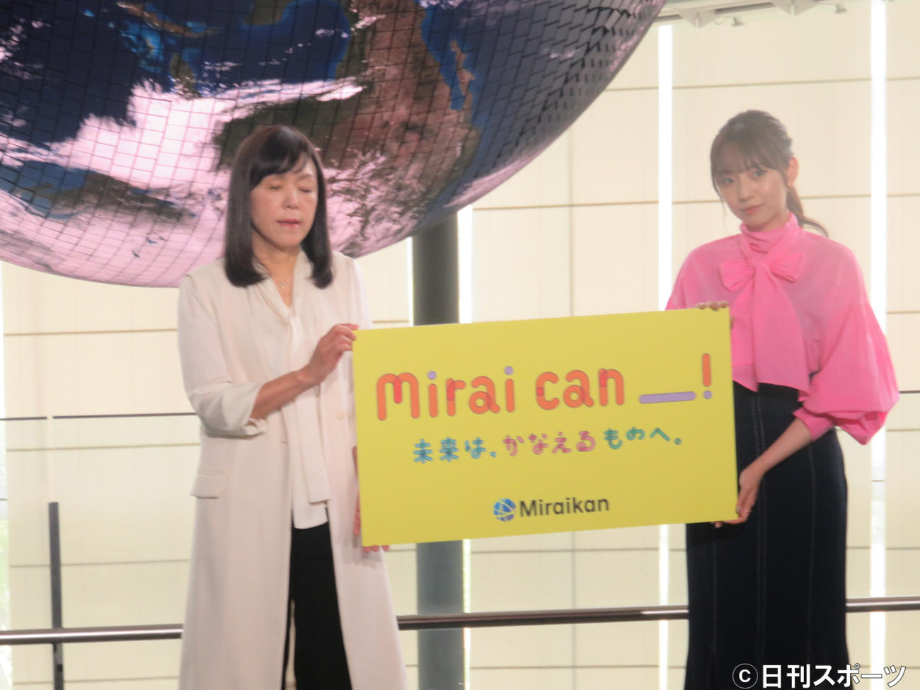 トークショーを行った日本未来館の浅川智恵子館長（左）と新内眞衣