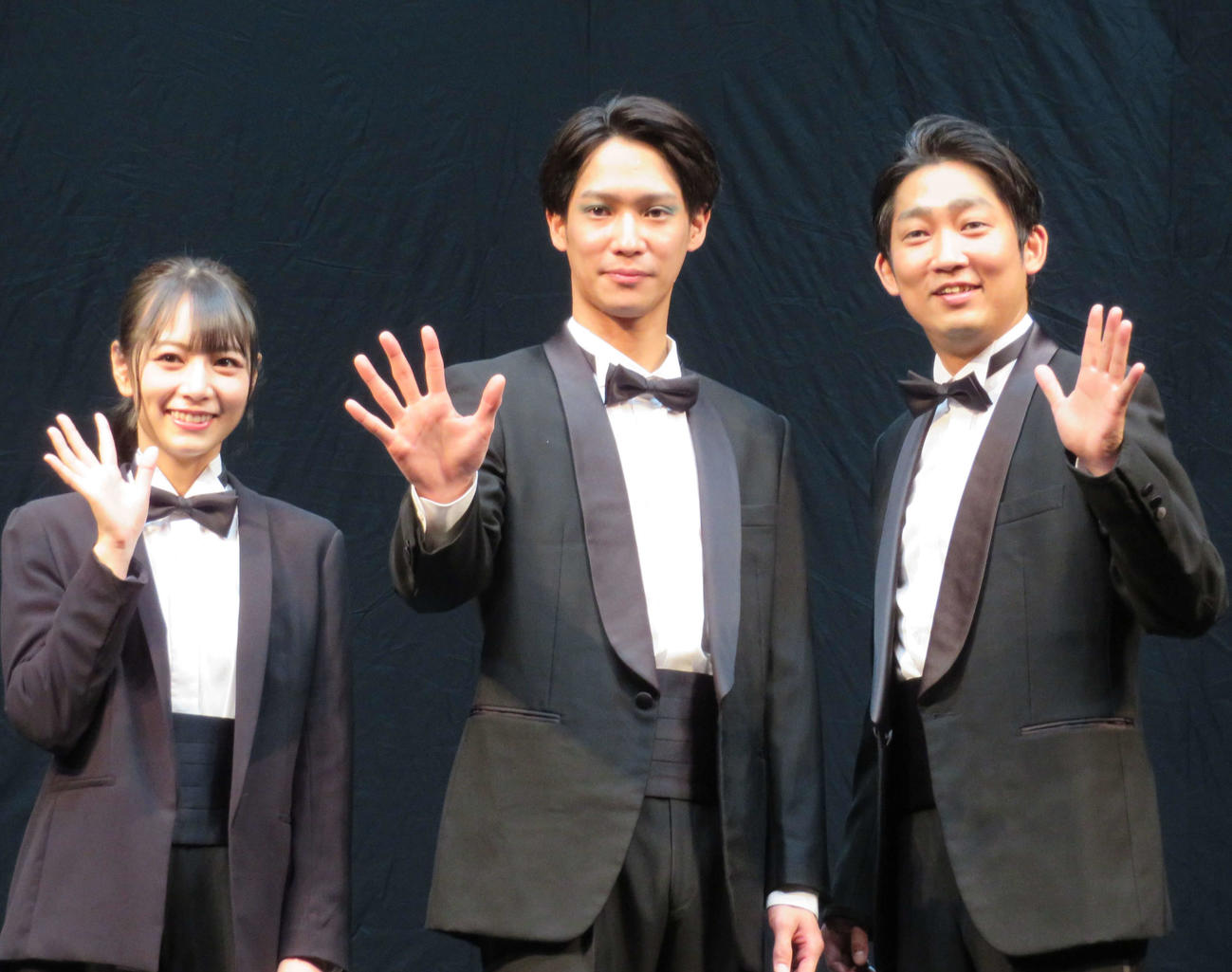 「蒲田行進曲完結編　銀ちゃんが逝く」の舞台あいさつを行った、左から北野日奈子、味方良介、石田明