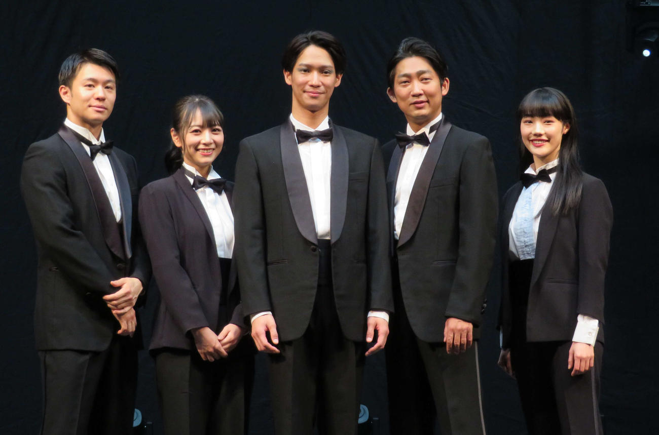つかこうへいさん十三回忌追悼公演の舞台あいさつを行った、左から高橋龍輝、北野日奈子、味方良介、石田明、佐々木ありさ
