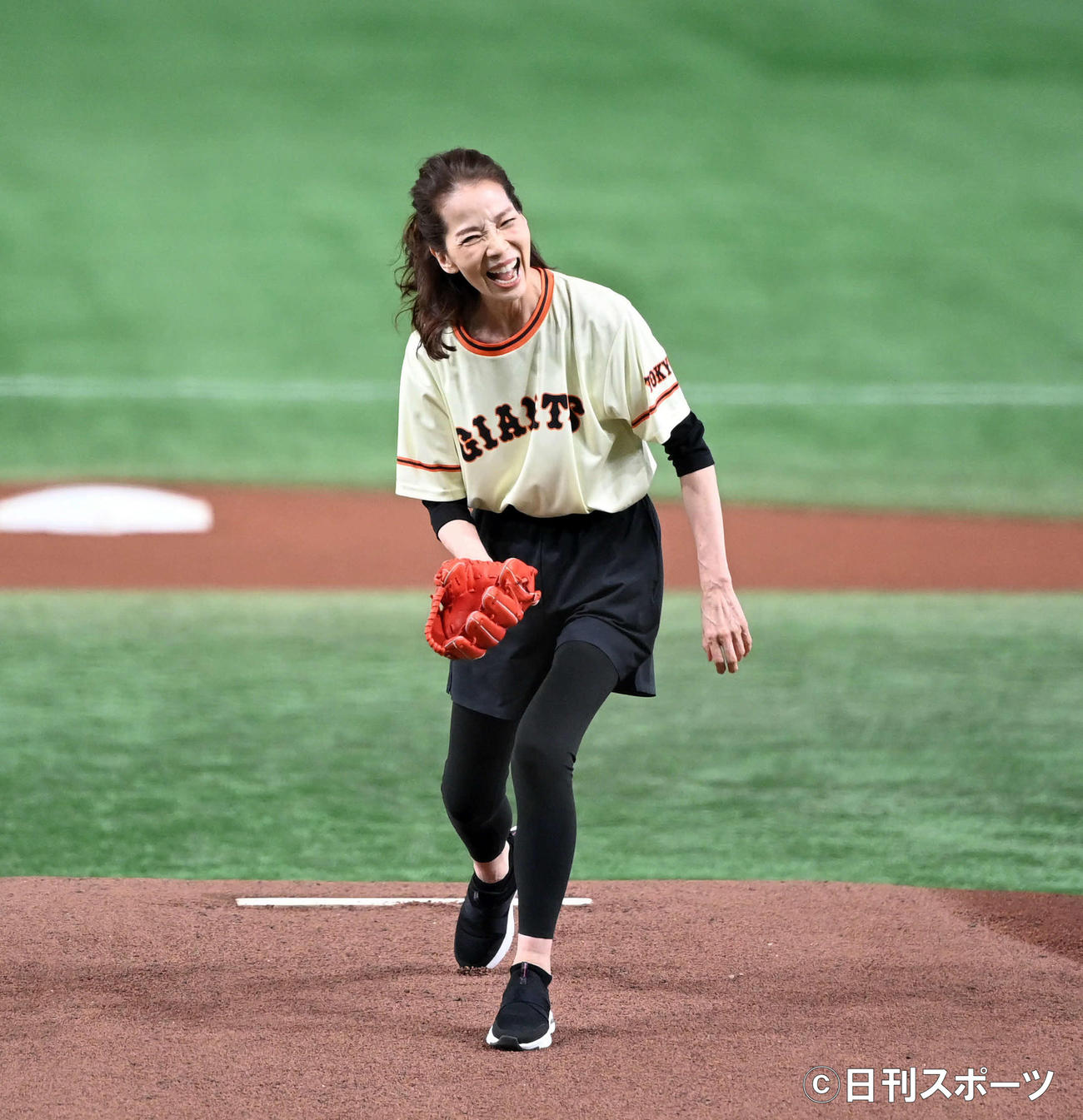 巨人対DeNA　始球式を務めたピンク・レディーの増田恵子（撮影・たえ見朱実）