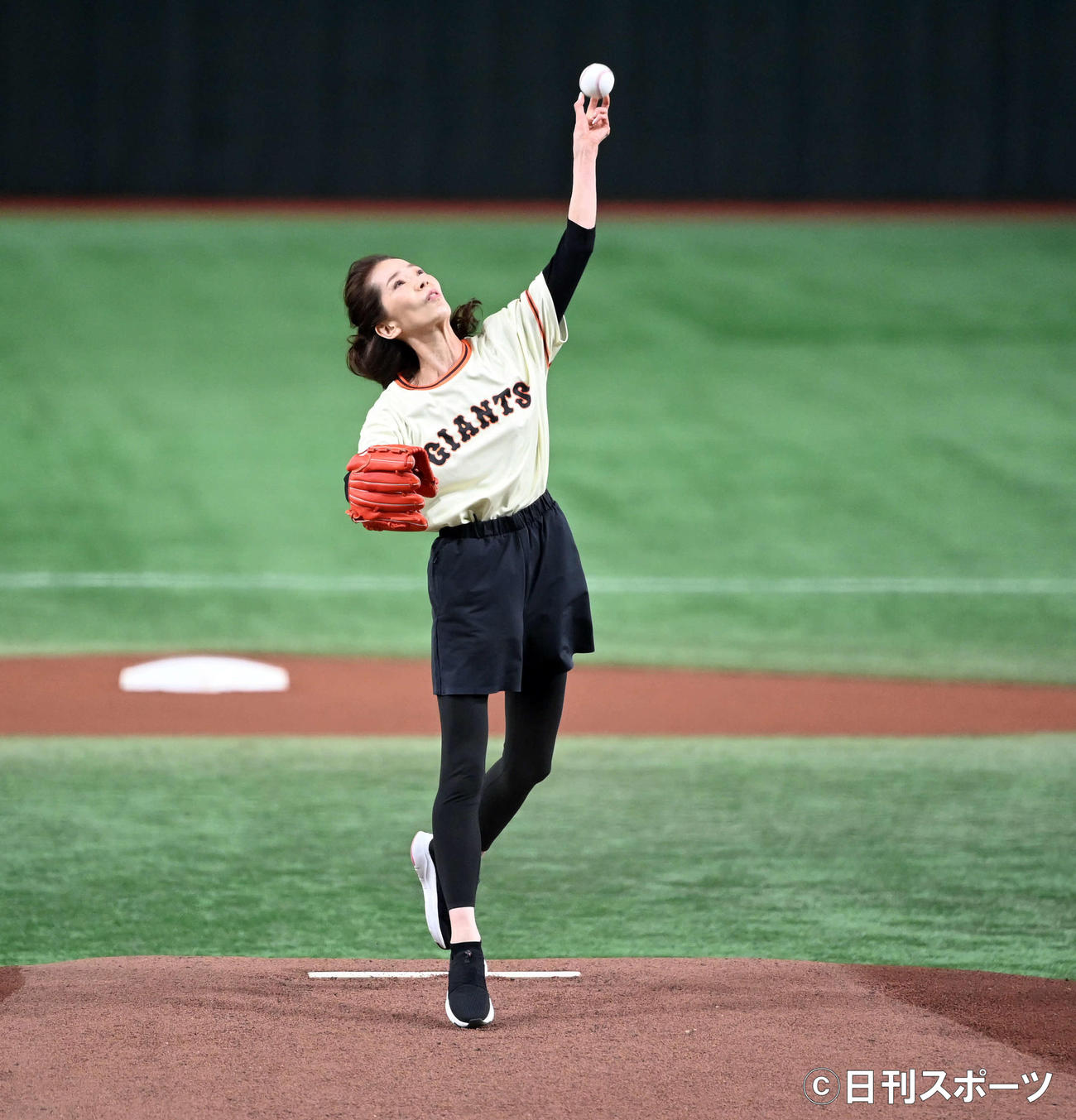 巨人対DeNA　始球式を務めたピンク・レディーの増田恵子（撮影・たえ見朱実）