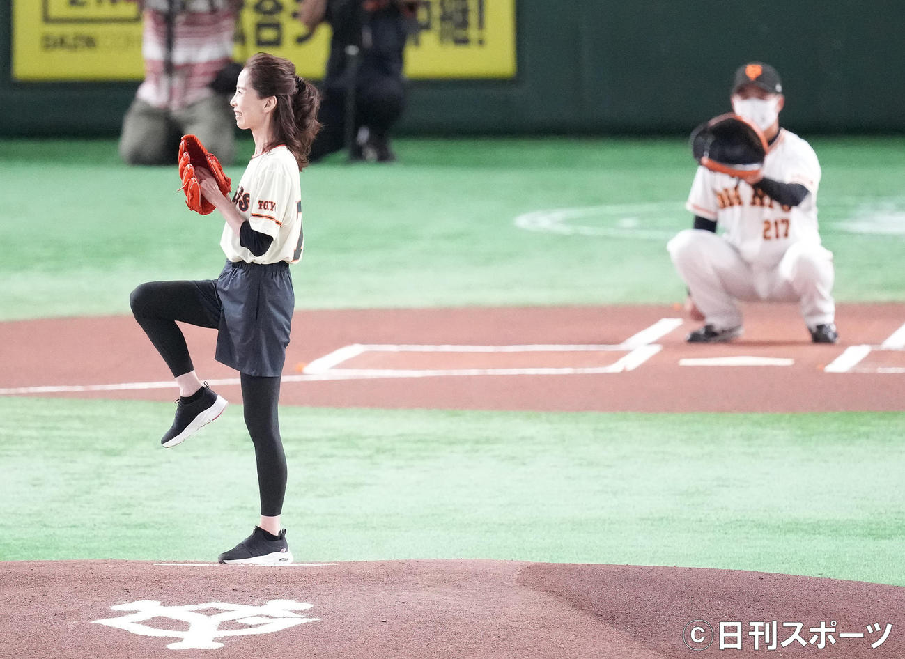 始球式を行うピンク・レディーの増田惠子（撮影・鈴木みどり）