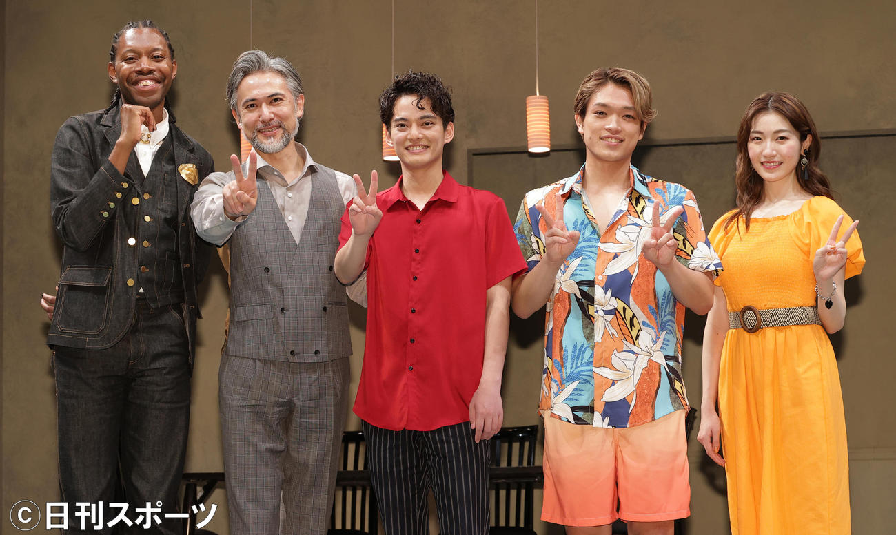 舞台「ダディ」で記念撮影する、左からジェレミー・O・ハリス氏、大場泰正、中山優馬、原嘉孝、前島亜美（撮影・中島郁夫）