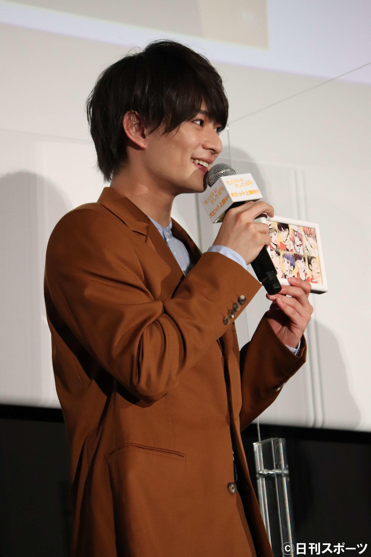 映画「モエカレはオレンジ色」公開記念舞台あいさつでクイズに正解し、レアイラストを受け取る浮所飛貴（撮影・加藤理沙）
