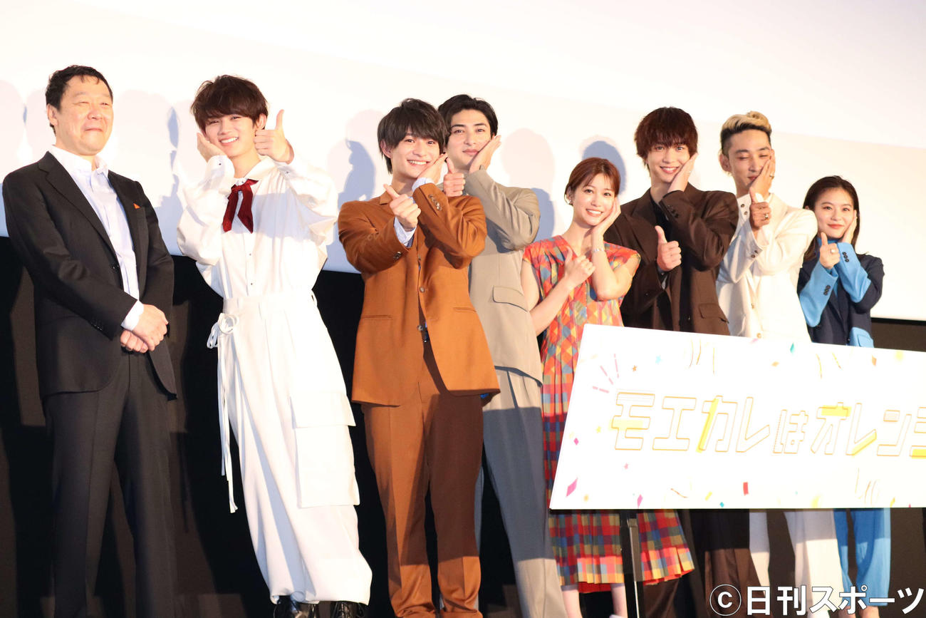 映画「モエカレはオレンジ色」公開記念舞台あいさつに出席した、左から村上監督、藤原大祐、浮所飛貴、古川雄大、生見愛瑠、鈴木仁、上杉柊平、永瀬莉子（撮影・加藤理沙）