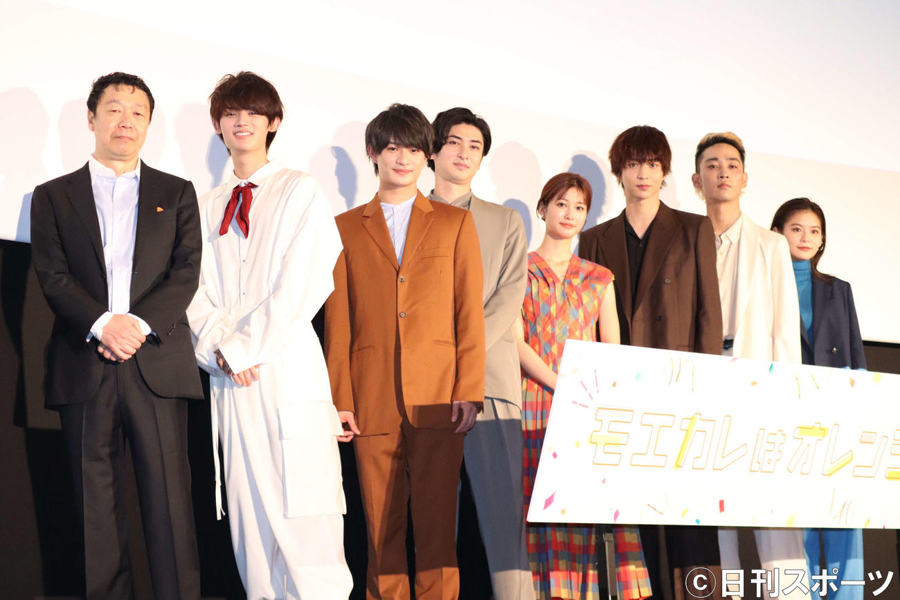 映画「モエカレはオレンジ色」公開記念舞台あいさつに出席した、左から村上監督、藤原大祐、浮所飛貴、古川雄大、生見愛瑠、鈴木仁、上杉柊平、永瀬莉子（撮影・加藤理沙）