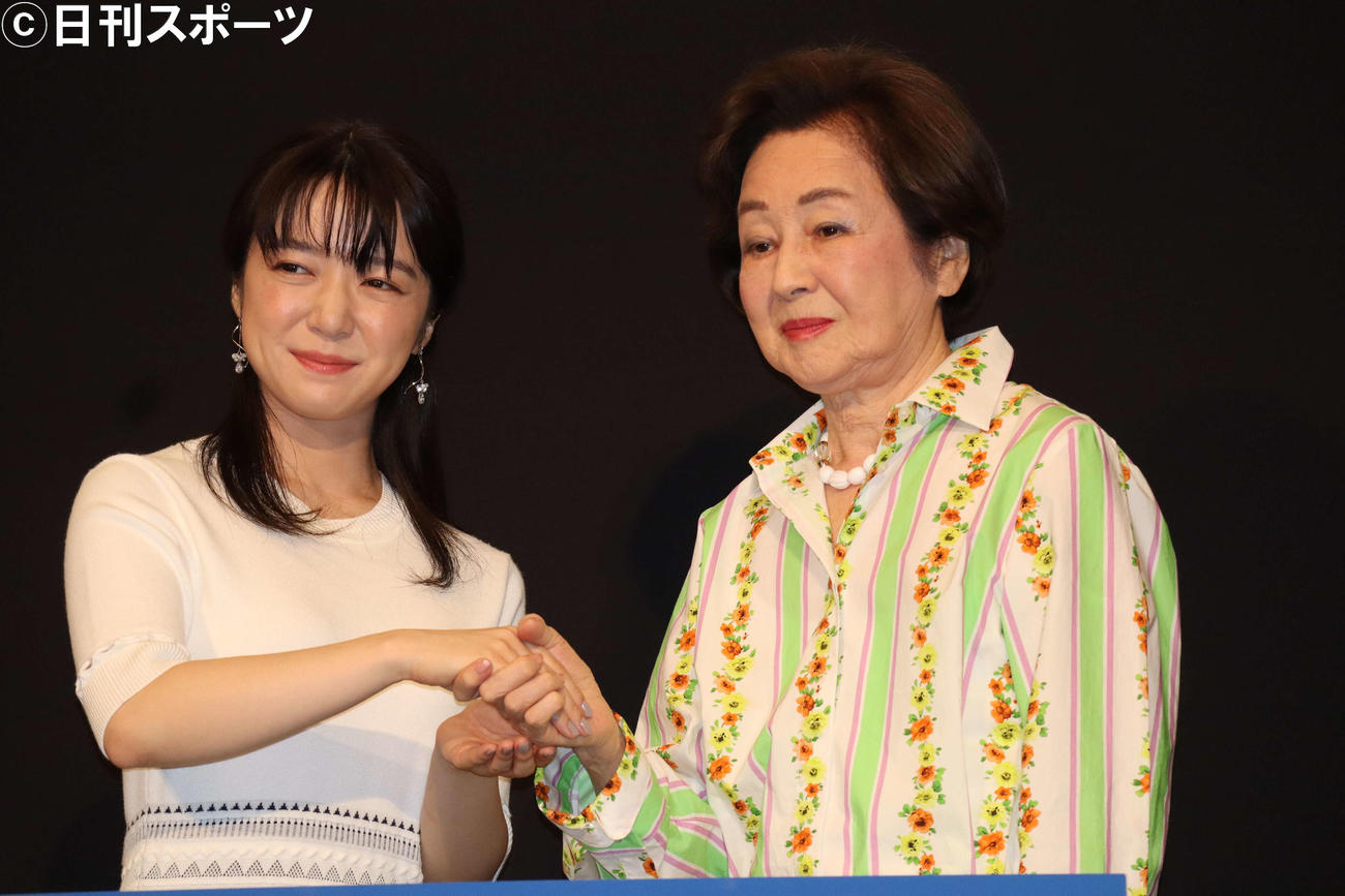 特集上映「東宝の90年　モダンと革新の映画史」トークショーに出席した上白石萌音（左）、司葉子