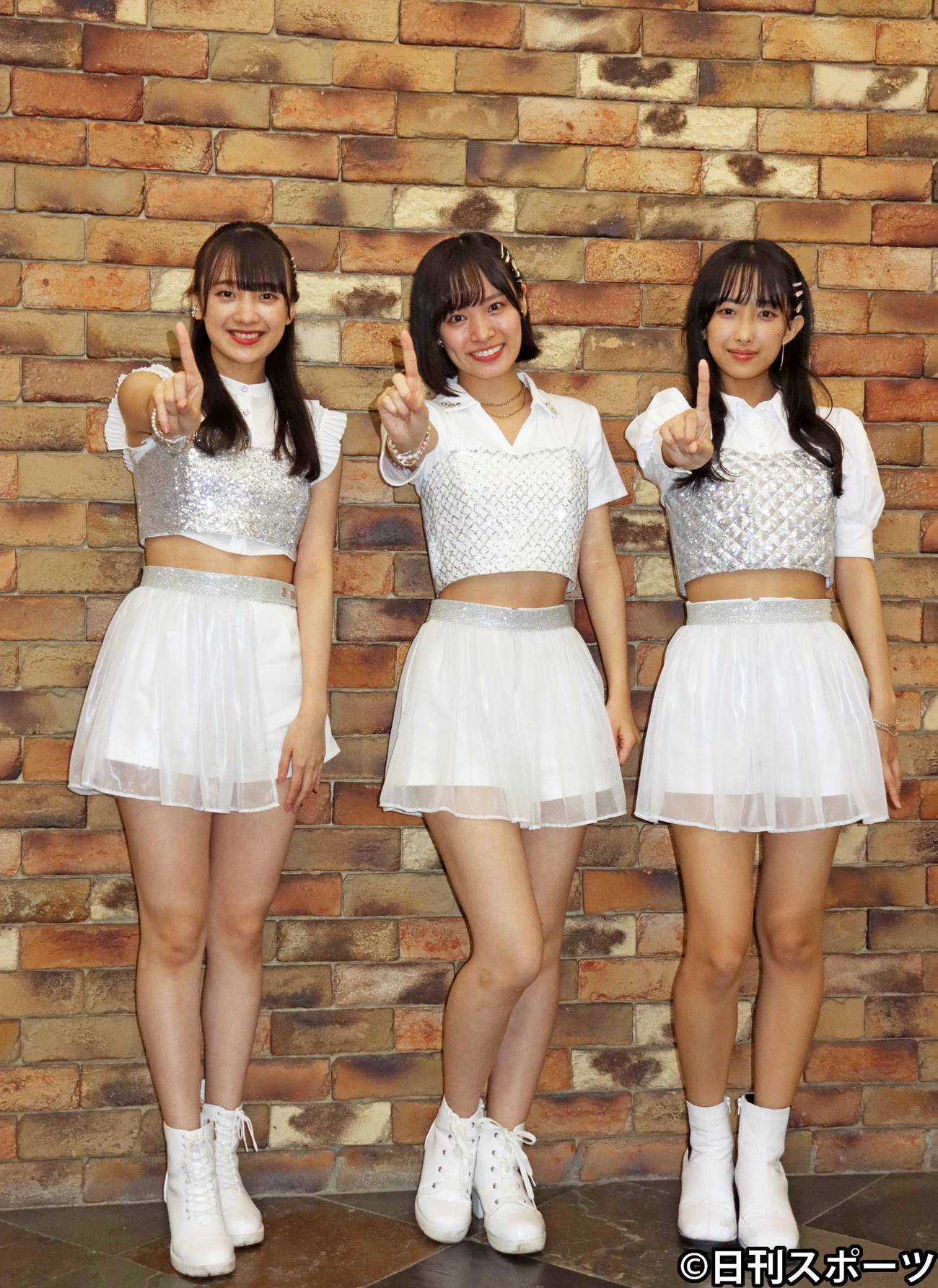 ハロー！プロジェクトの新グループOCHA NORMAの（左から）斉藤円香、石栗奏美、北原もも（撮影・黒河祐介）