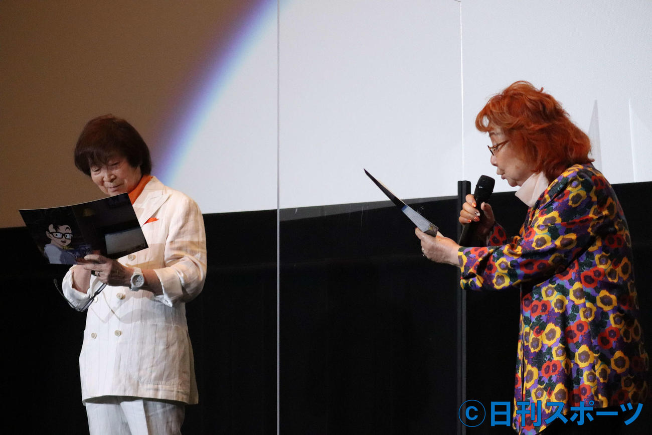 映画「ドラゴンボール超スーパーヒーロー」応援上映付き舞台あいさつで、生アフレコを披露した、古川登志夫と野沢雅子（撮影・加藤理沙）