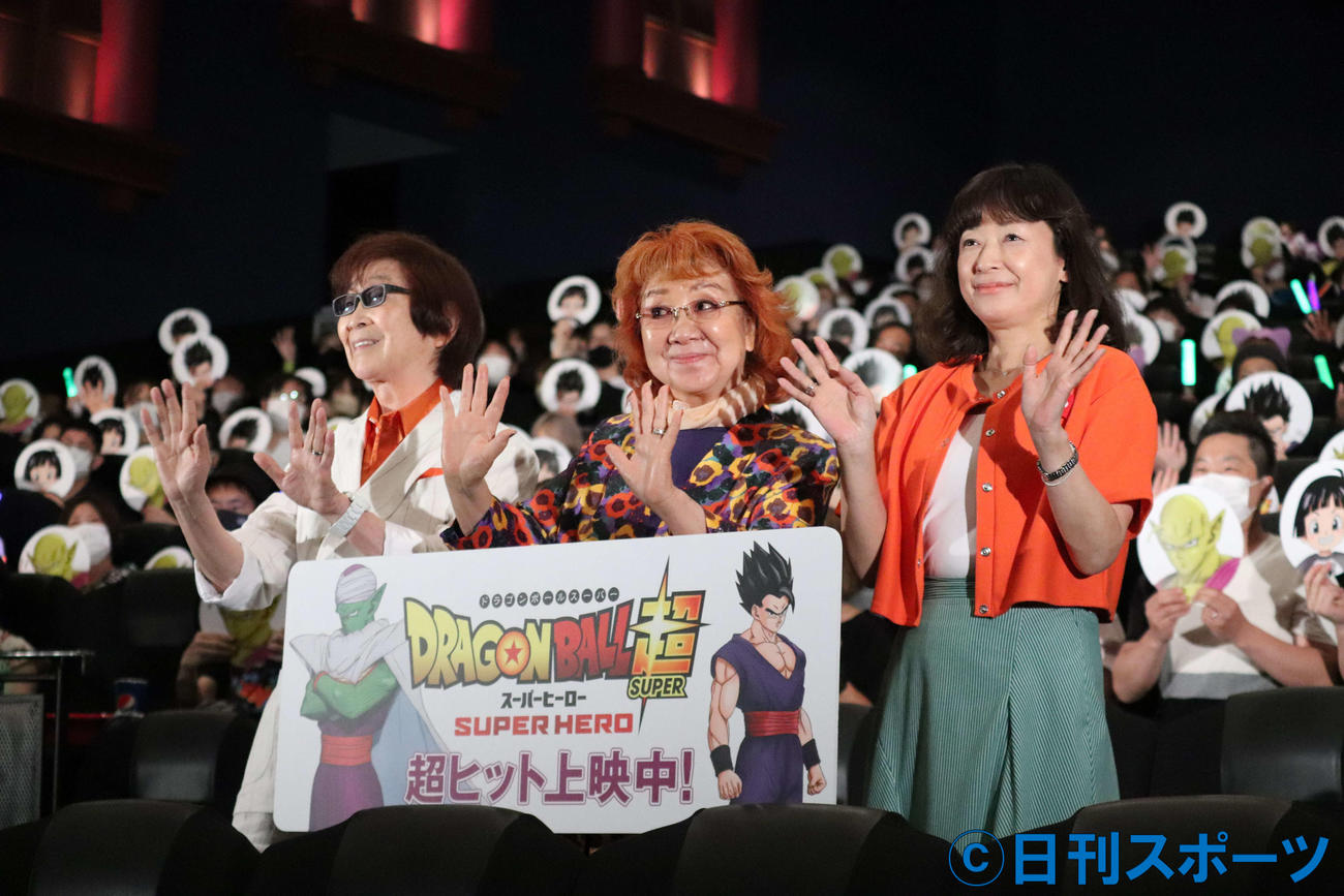 映画「ドラゴンボール超スーパーヒーロー」応援上映付き舞台あいさつに出席した、左から古川登志夫、野沢雅子、皆口裕子（撮影・加藤理沙）