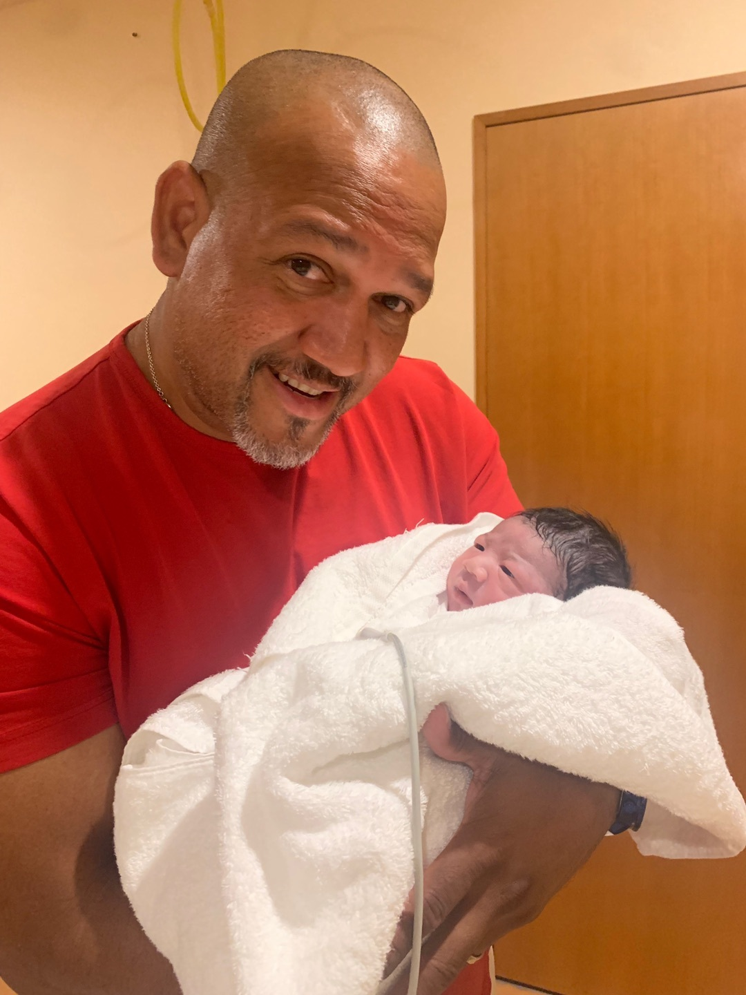 生まれたばかりの第4子を抱くラミレス氏（ラミレス美保オフィシャルブログより）