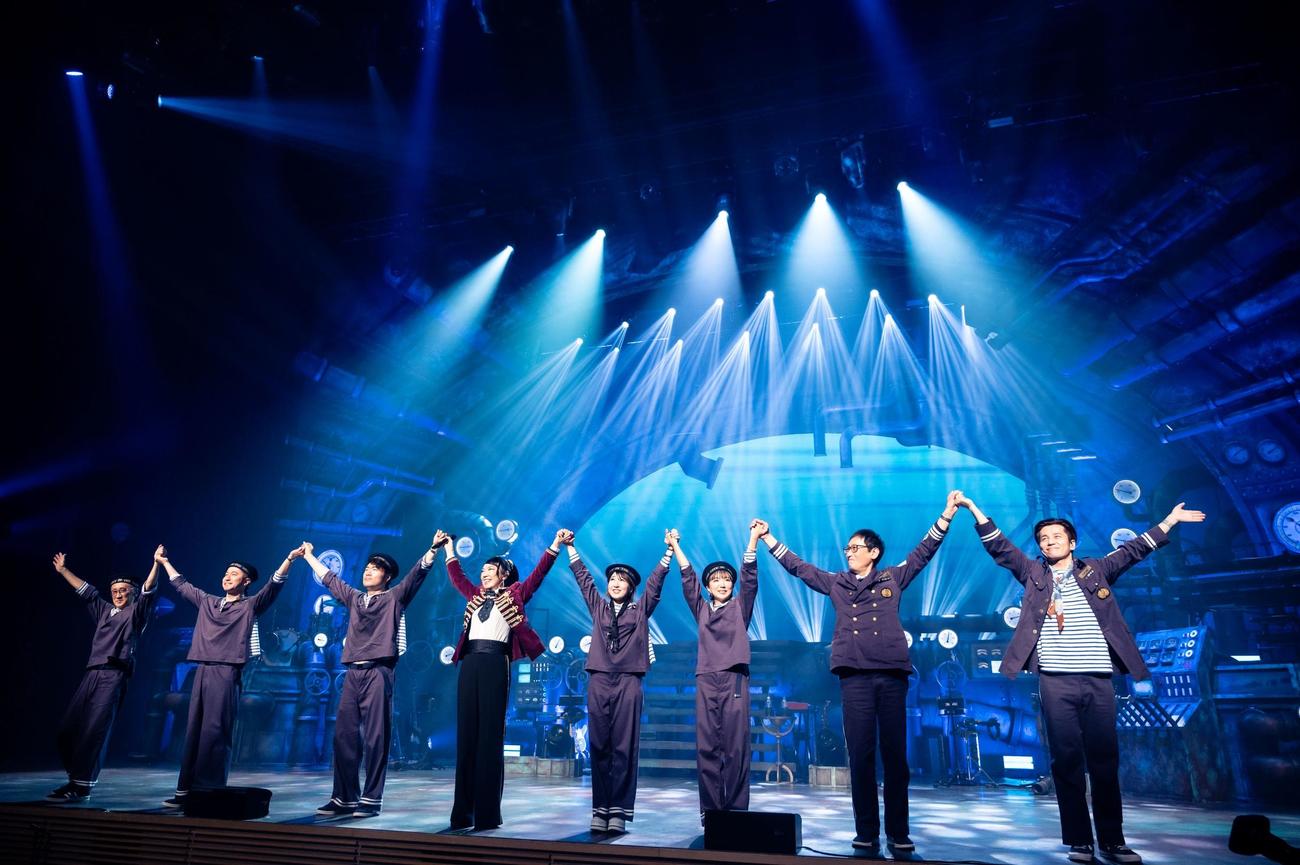 全国ツアー「深海の街」千秋楽公演を行った松任谷由実（左から4人目）