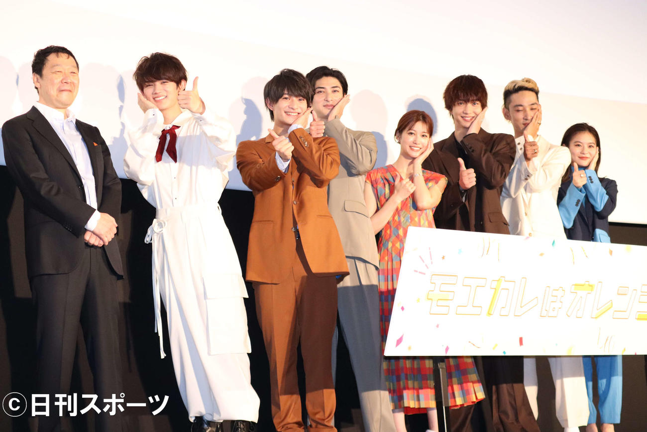 「モエカレはオレンジ色」舞台あいさつに出席した、左から村上監督、藤原大祐、浮所飛貴、古川雄大、生見愛瑠、鈴木仁、上杉柊平、永瀬莉子（撮影・加藤理沙）